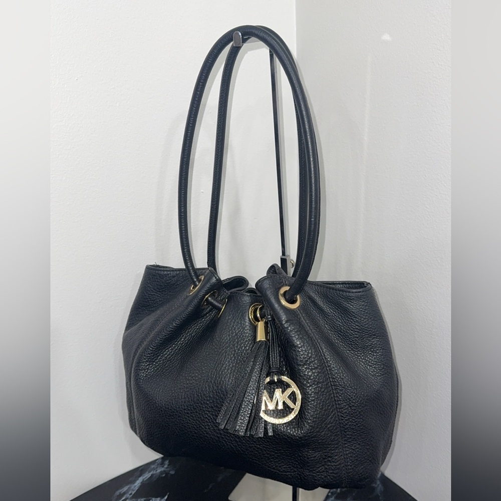 Women’s Handbag Michael Michael Kors
Black Tassel Leather Shoulder Bag AUTHENTIC